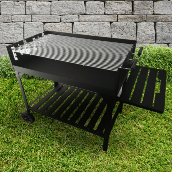 Grill Węglowy na trawie
