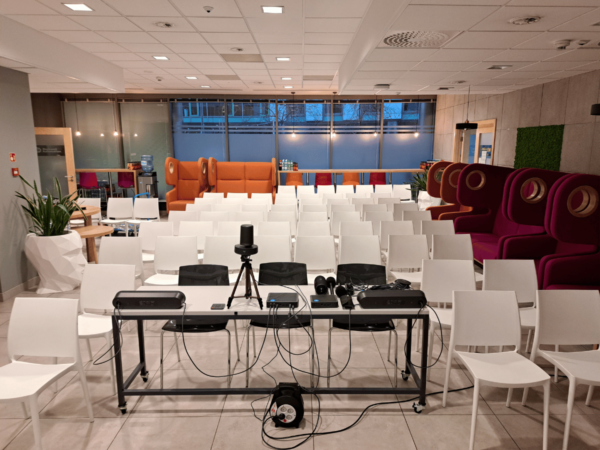Krzesła białe na sali konferencyjnej