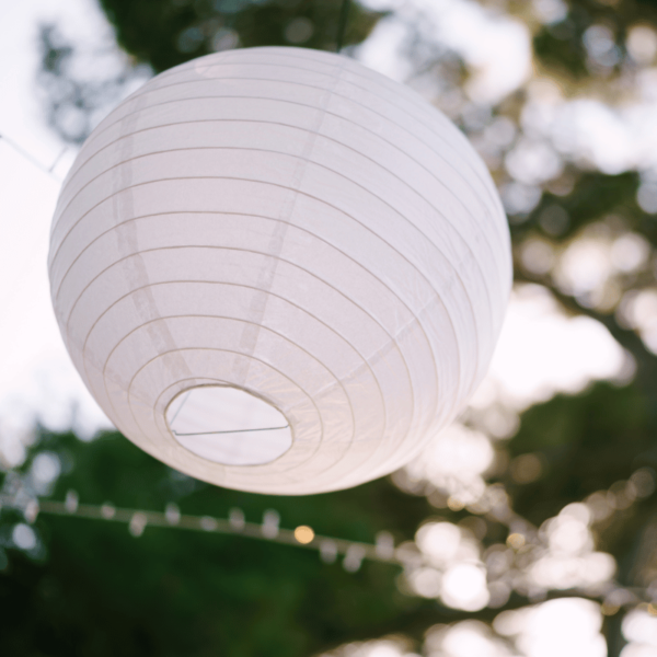 Lampa Dekoracyjna Kula Papierowa Biała w plenerze