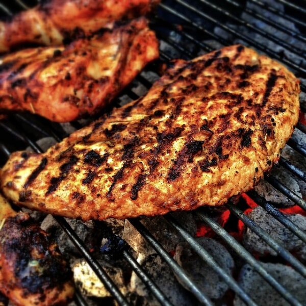 Mięso na grillu węglowym