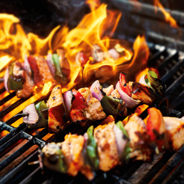 Szaszłyki na grillu węglowym