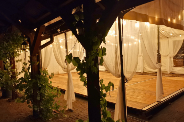 Podłoga Drewniana do Hal i Namiotów 10x10 m – Lakierowana, na Stelażu - obrazek 9