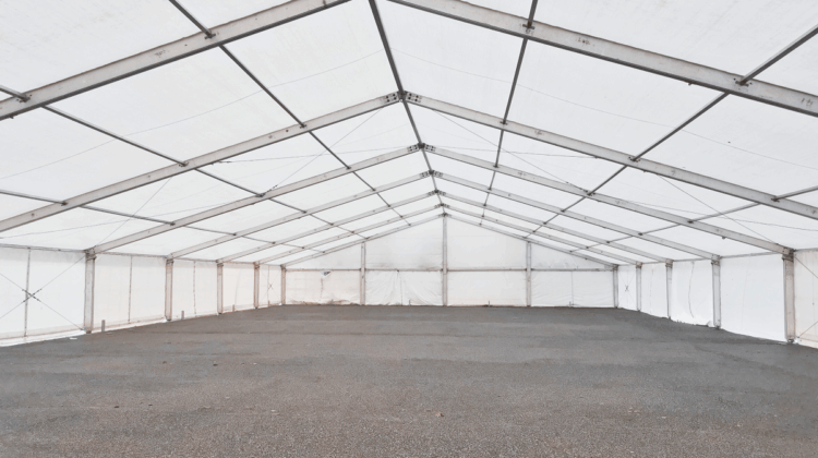 wnętrze dużej pustej hali namiotowej do wynajęcia